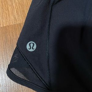 lululemon hotty hot short black 4” size 6